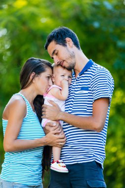 mutlu genç aile fotoğrafı
