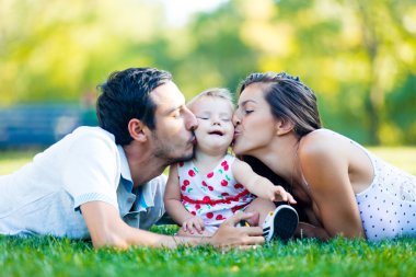 mutlu genç aile fotoğrafı