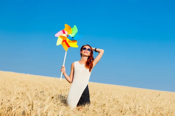 Junge Frau mit Windspielzeug — Stockfoto