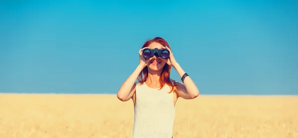 Junge Frau mit Fernglas — Stockfoto