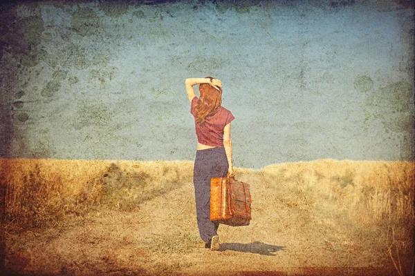 Νεαρή γυναίκα με βαλίτσα — Φωτογραφία Αρχείου