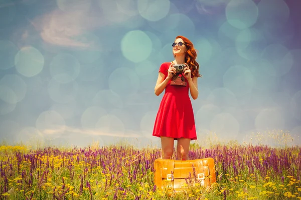 Ung kvinna med resväska och kamera — Stockfoto