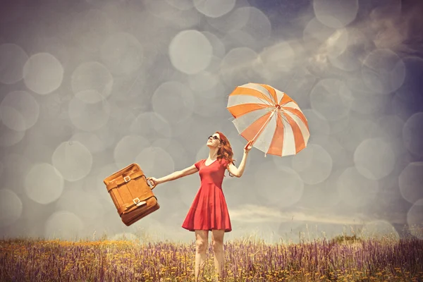 Şemsiye ve bavul olan kadın — Stok fotoğraf