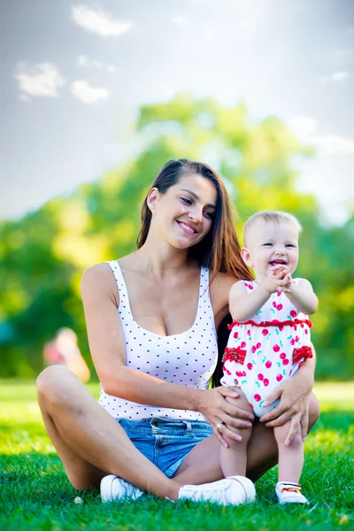 Niña pequeña con madre —  Fotos de Stock