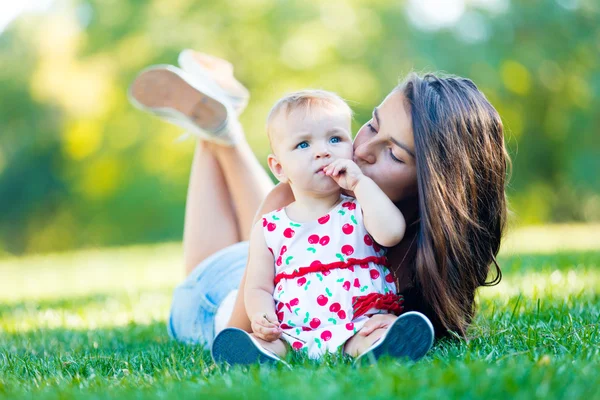 Kleinkind Mädchen mit Mutter — Stockfoto