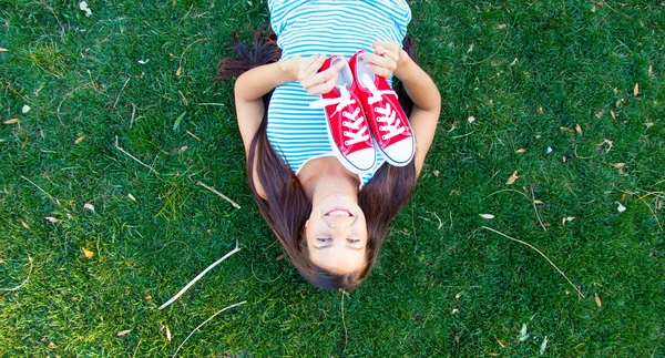 Mujer joven con zapatos de goma — Foto de Stock