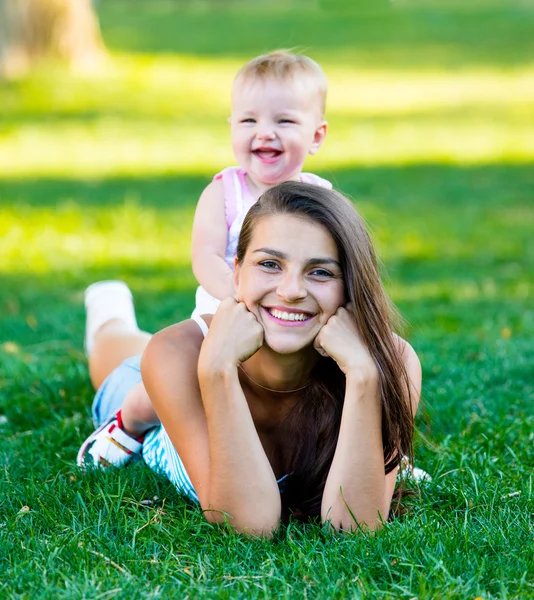 Kleinkind Mädchen mit Mutter — Stockfoto