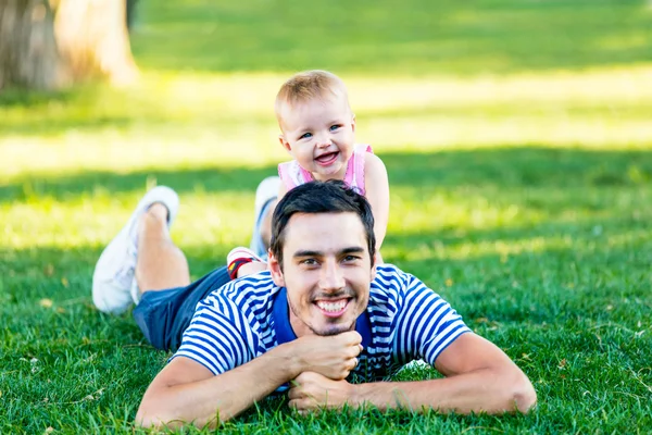 Niña y padre pequeño — Foto de Stock