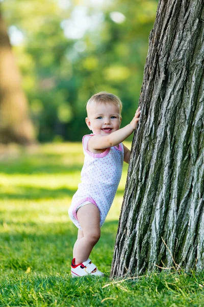 Menina da criança perto da árvore — Fotografia de Stock