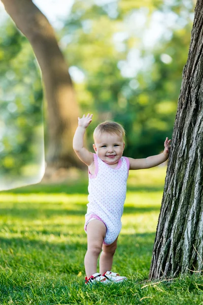 Μικρό παιδί κορίτσι κοντά στο δέντρο — Φωτογραφία Αρχείου