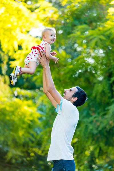 Yürümeye başlayan çocuk kız ve baba — Stok fotoğraf