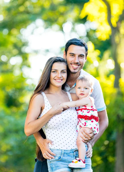 Gelukkig jonge familie foto — Stockfoto