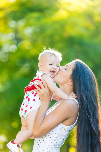 Tout-petit fille avec mère — Photo