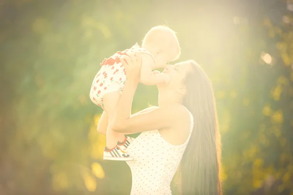 Kleinkind Mädchen mit Mutter — Stockfoto