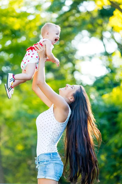 Tout-petit fille avec mère — Photo