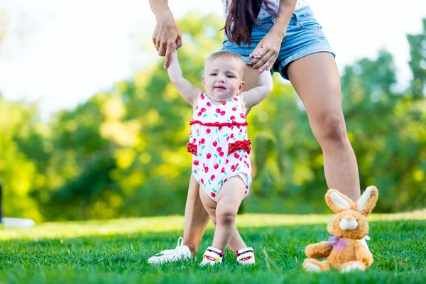 Kleinkind Mädchen mit Mutter — Stockfoto