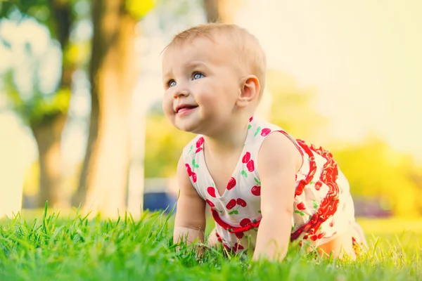 Barn girl i parken — Stockfoto