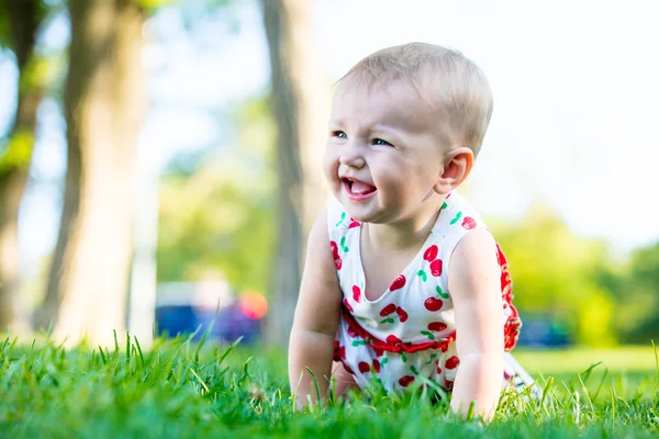 Menina criança no parque — Fotografia de Stock