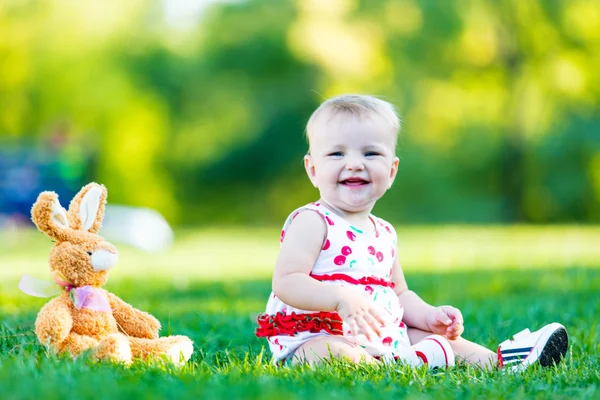 Kleinkind Mädchen mit Spielzeug — Stockfoto
