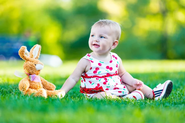 Toddler dziewczynka z zabawkami — Zdjęcie stockowe