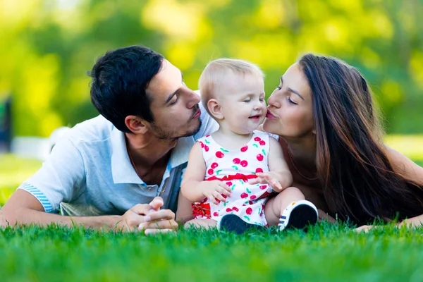 Heureuse jeune photo de famille — Photo