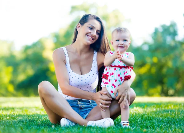 Kleinkind Mädchen mit Mutter — Stockfoto