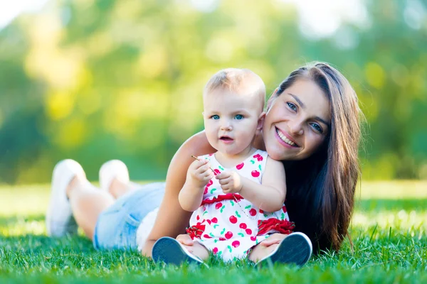 Tout-petit fille avec mère — Photo