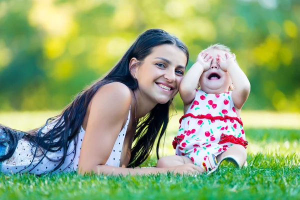 Barn girl med mamma — Stockfoto