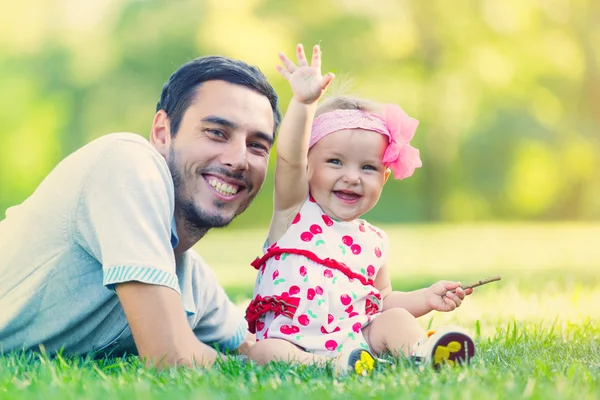 Niña y padre pequeño — Foto de Stock