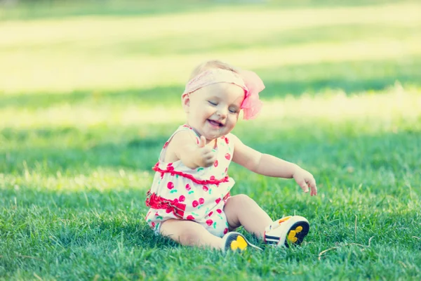 Малышка в парке — стоковое фото