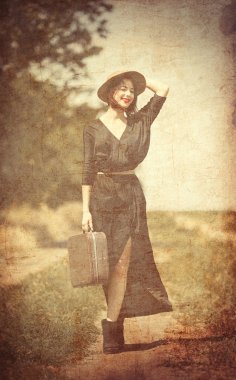 Bavullu genç kadın.