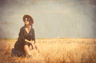 Bavullu genç kadın.