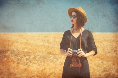 Kameralı genç kadın.