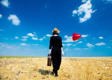 bavul ve balon ile genç kadın