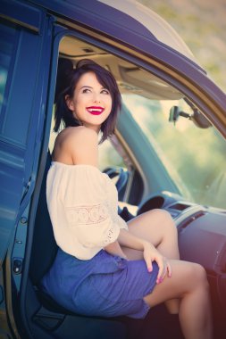Arabadaki genç kadın.