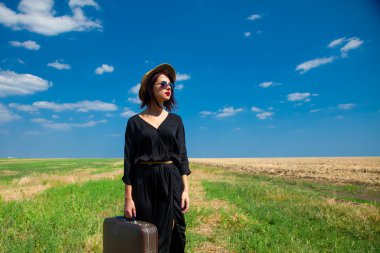 Bavullu genç kadın.