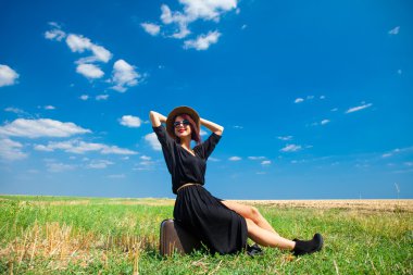 Bavullu genç kadın.