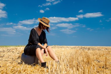 Bavullu genç kadın.