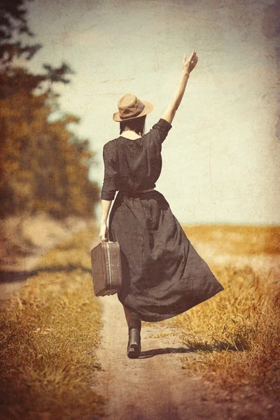 Молодая женщина с чемоданом — стоковое фото
