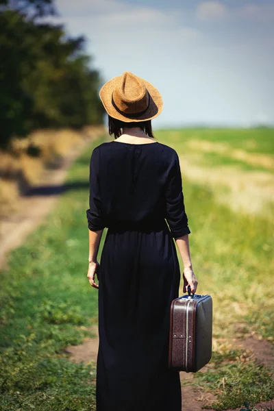 Jeune femme avec valise — Photo