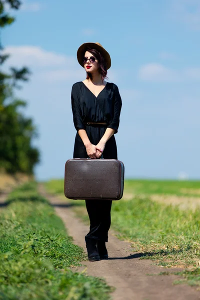 Jeune femme avec valise — Photo