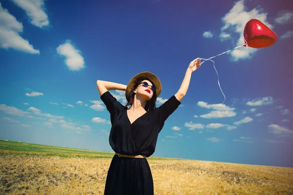 Jonge vrouw met ballon — Stockfoto