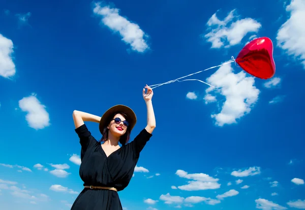 Junge Frau mit Luftballon — Stockfoto