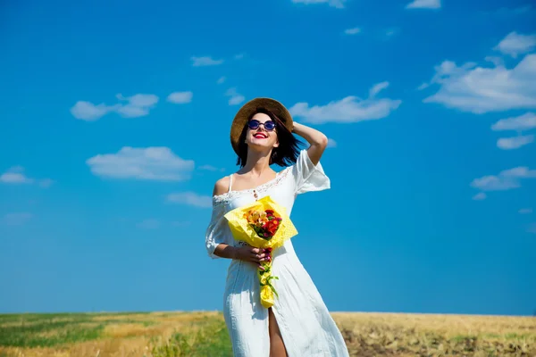 Jeune femme avec bouquet — Photo