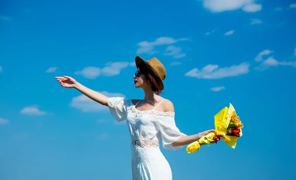 Giovane donna con bouquet — Foto Stock