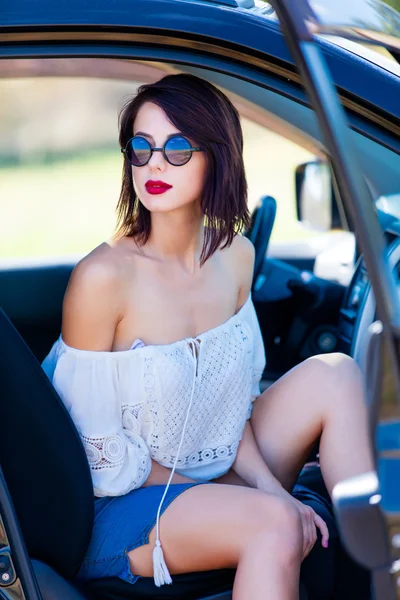 Mujer joven en coche — Foto de Stock