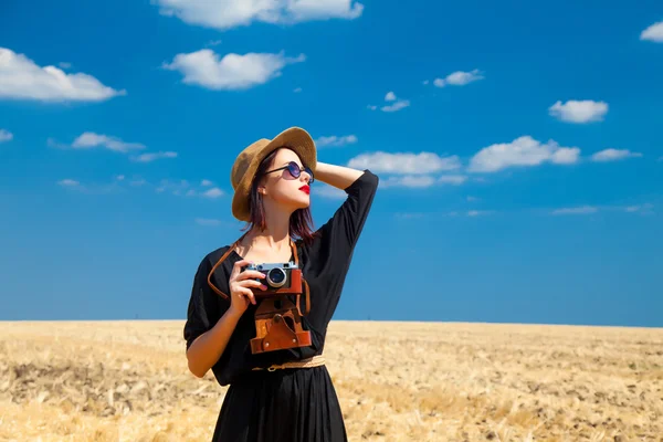 Jonge vrouw met camera — Stockfoto