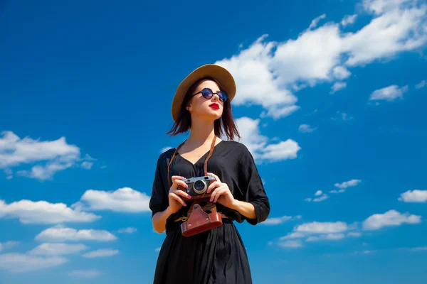 Jonge vrouw met camera — Stockfoto