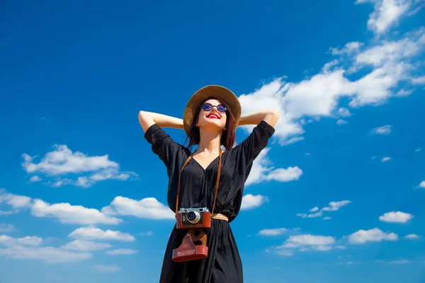 Jonge vrouw met camera — Stockfoto