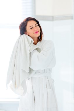 Banyodaki genç kadın.